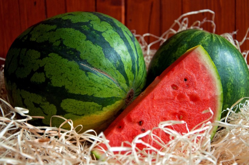 点击大图看下一张：清甜多汁的西瓜图片