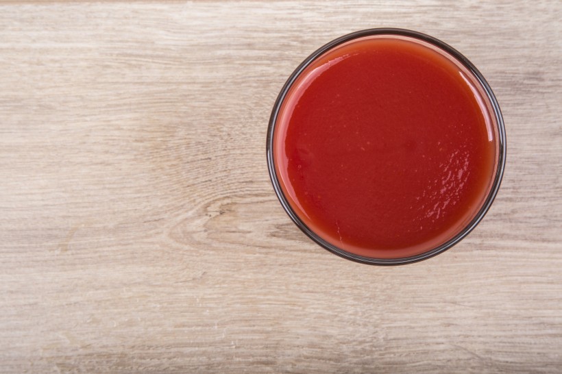 点击大图看下一张：新鲜有机番茄和番茄汁图片