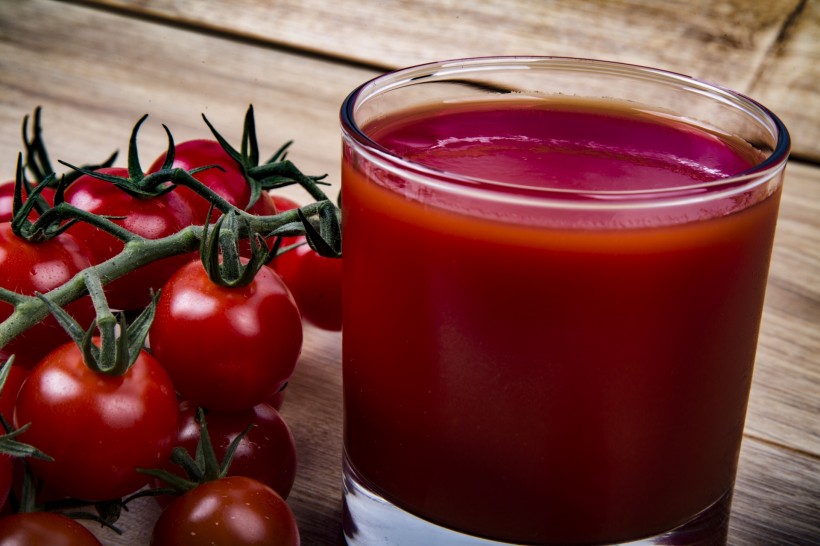 点击大图看下一张：新鲜有机番茄和番茄汁图片