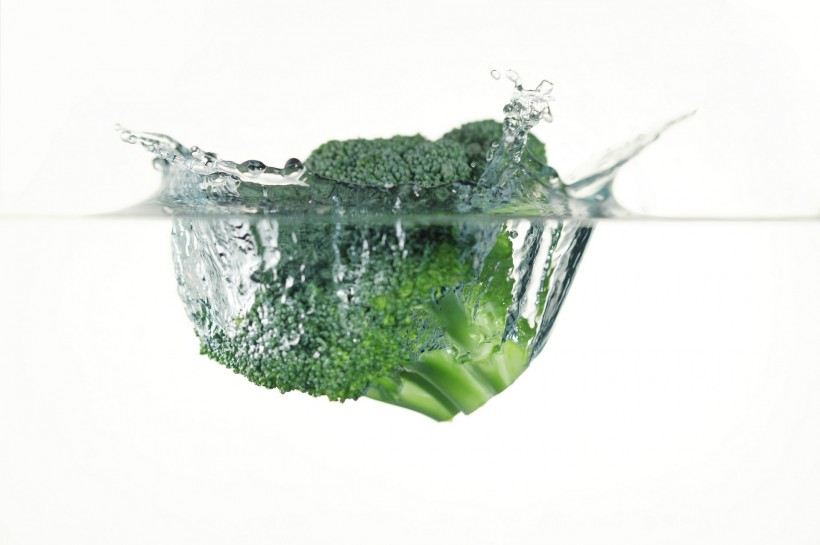 点击大图看下一张：飞溅动感水花蔬菜图片