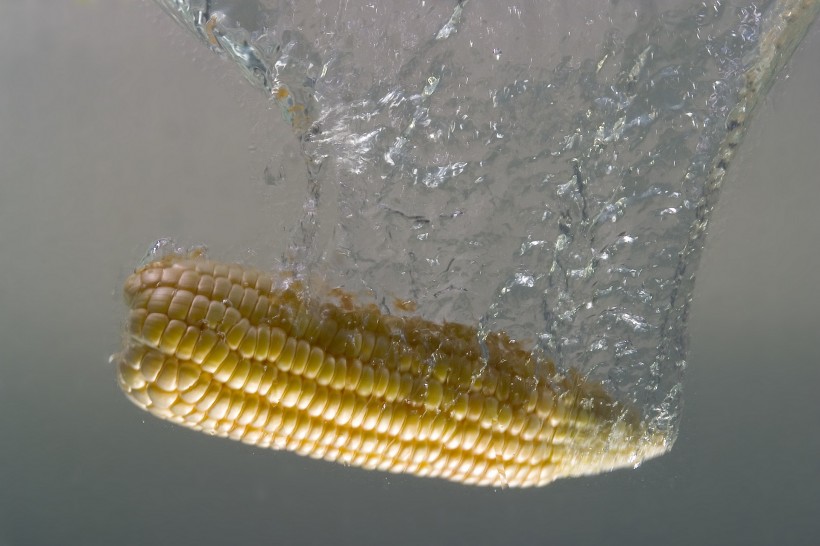 点击大图看下一张：飞溅动感水花蔬菜图片