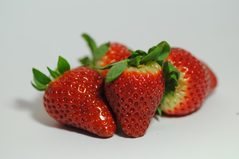 点击大图看下一张：鲜红的草莓图片