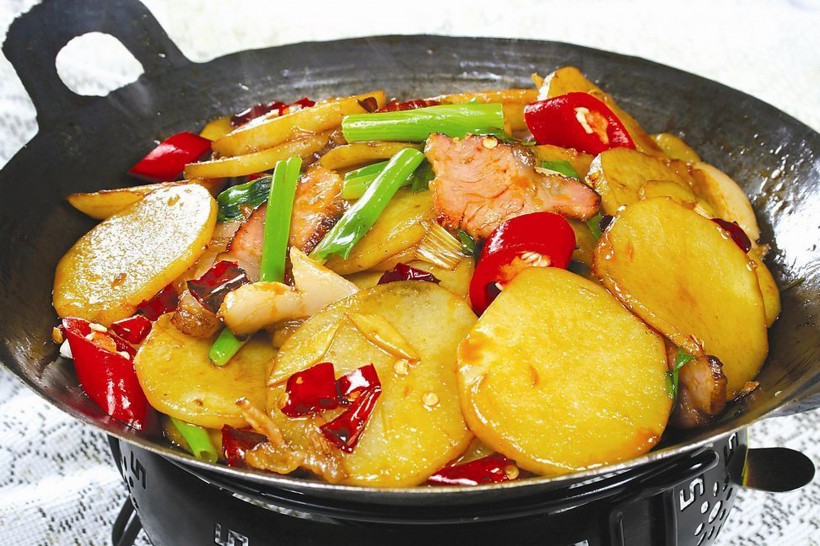 点击大图看下一张：美味的家常干锅土豆片图片