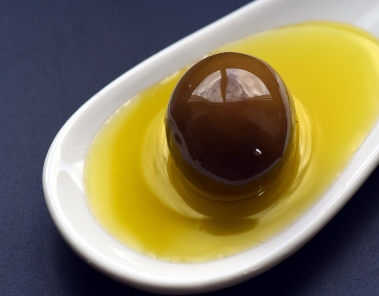 点击大图看下一张：优质清透的橄榄油图片