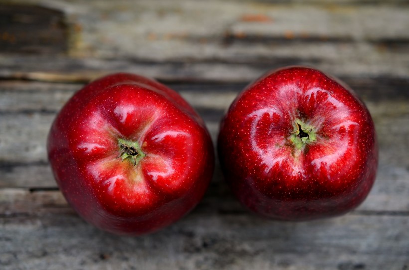 点击大图看下一张：又大又圆的红苹果图片