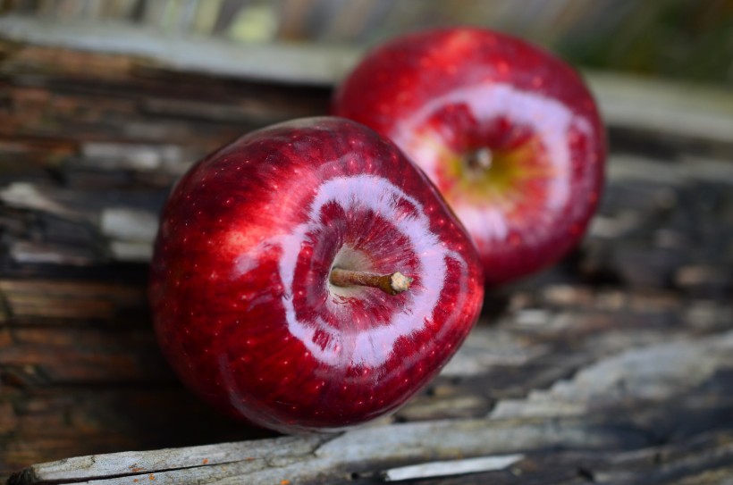 点击大图看下一张：又大又圆的红苹果图片