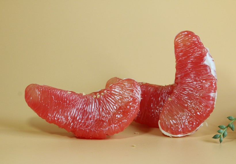 点击大图看下一张：酸甜好吃的剥开的红心柚子图片