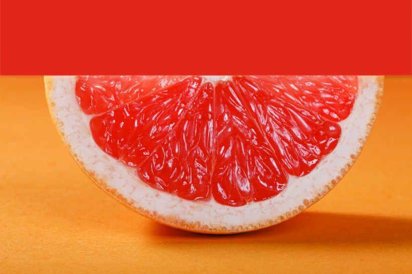 点击大图看下一张：酸甜好吃的剥开的红心柚子图片