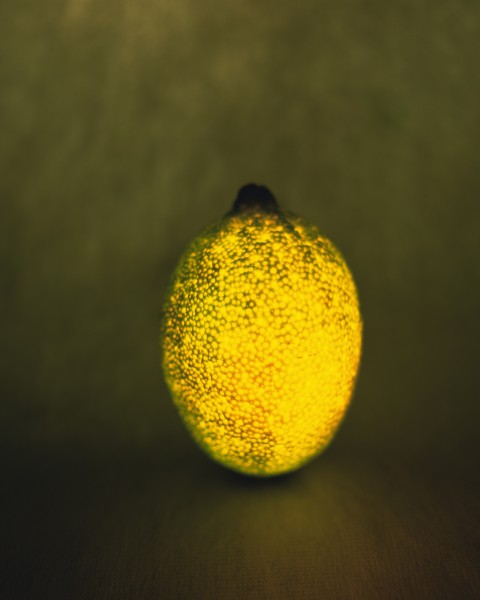 点击大图看下一张：梦幻黄色发光水果图片