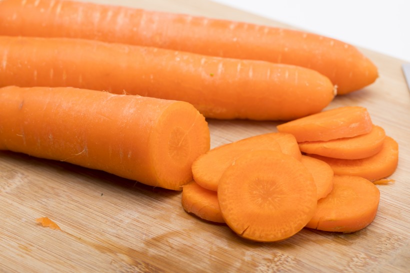 点击大图看下一张：营养家常切片胡萝卜图片