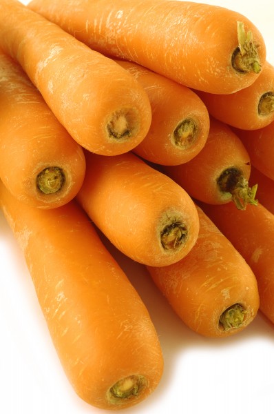 点击大图看下一张：新鲜营养胡萝卜图片