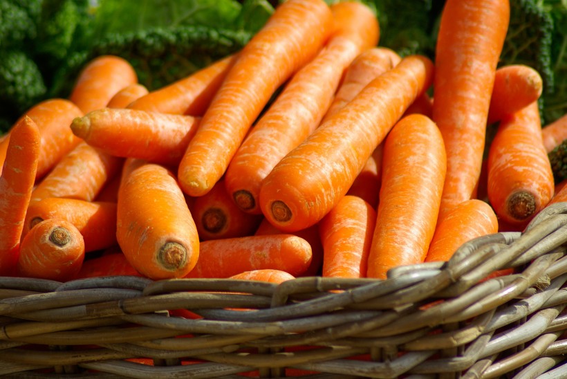 点击大图看下一张：新鲜营养胡萝卜图片