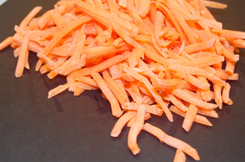 点击大图看下一张：切好的胡萝卜丝图片