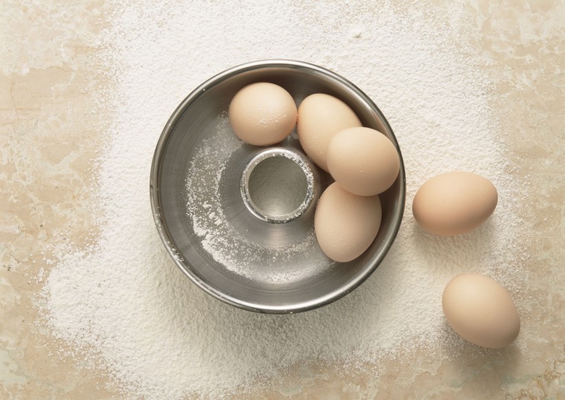 点击大图看下一张：鸡蛋和打蛋器图片