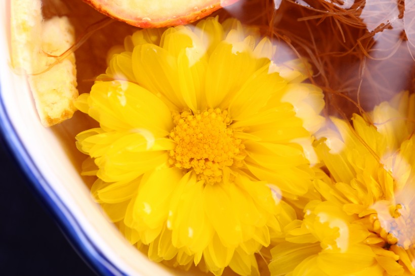 点击大图看下一张：漂亮的养生菊花茶图片