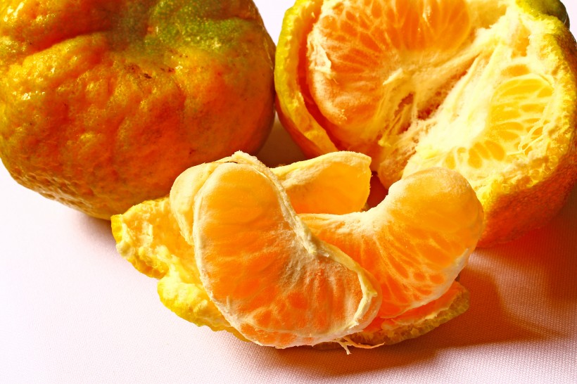 点击大图看下一张：剥开的橘子图片