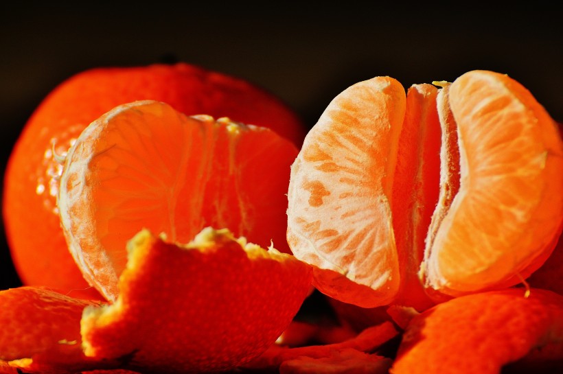 点击大图看下一张：剥开的橘子图片