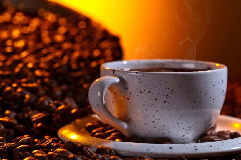 点击大图看下一张：浓香的咖啡与小小的咖啡豆图片