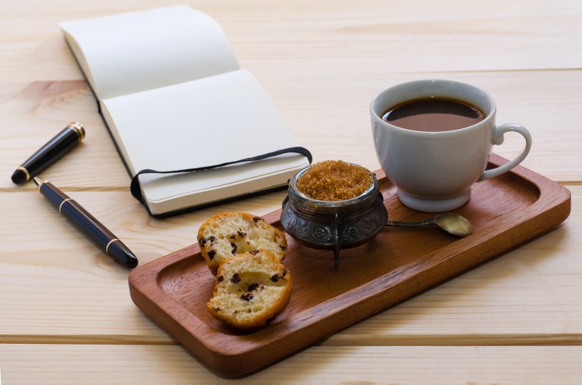 点击大图看下一张：咖啡甜点和笔记本图片
