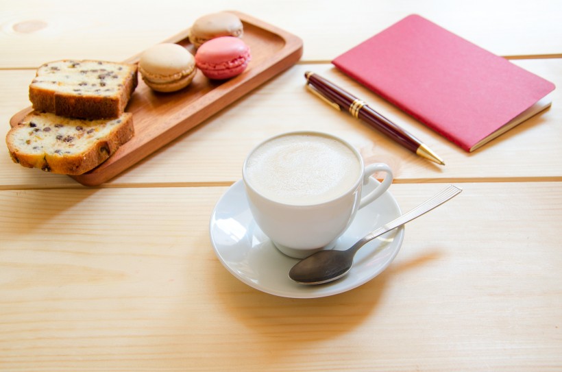 点击大图看下一张：咖啡甜点和笔记本图片