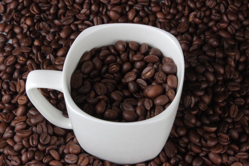 点击大图看下一张：杯中的咖啡豆图片