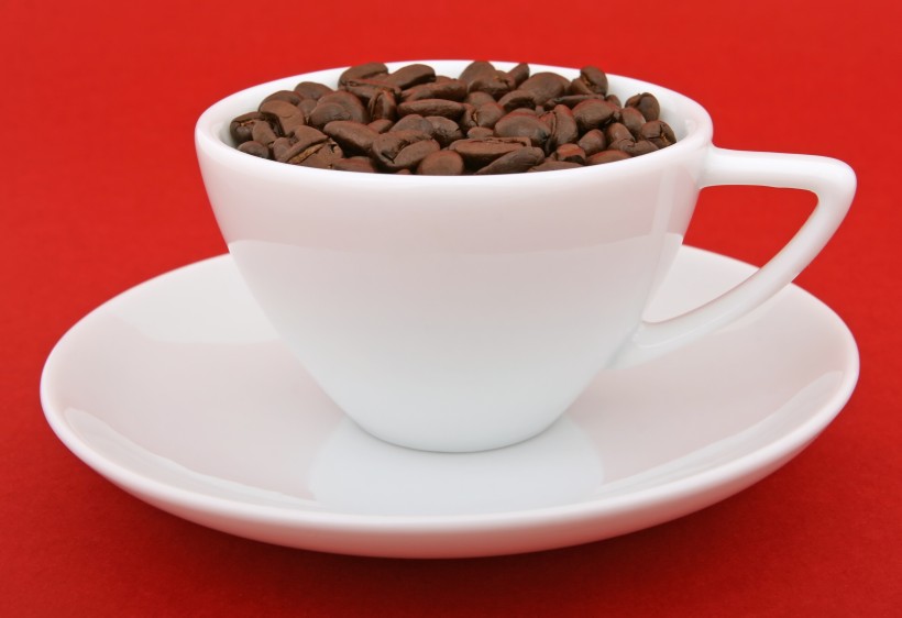 点击大图看下一张：杯中的咖啡豆图片