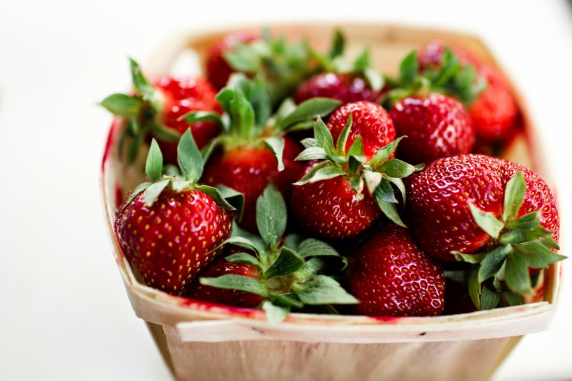 点击大图看下一张：清新可口的草莓图片