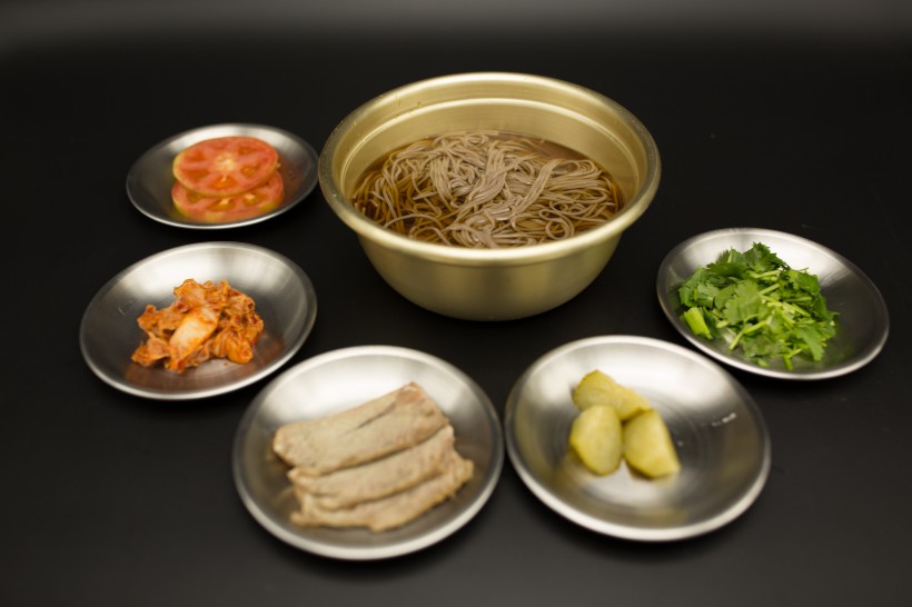 点击大图看下一张：美味好吃的朝鲜冷面图片