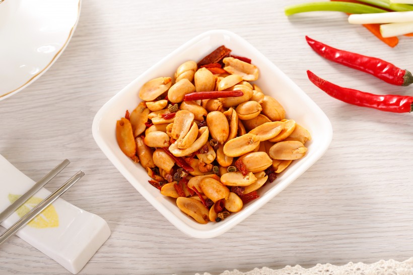 点击大图看下一张:香味十足的麻辣花生图片