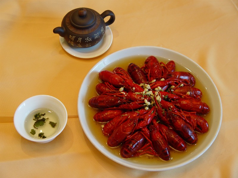点击大图看下一张：夏日美食麻辣小龙虾图片