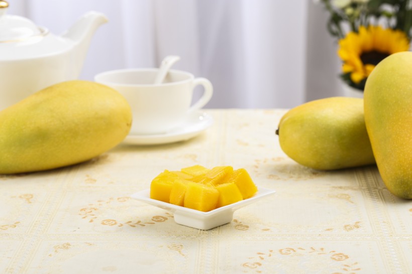 点击大图看下一张：黄色营养的芒果图片