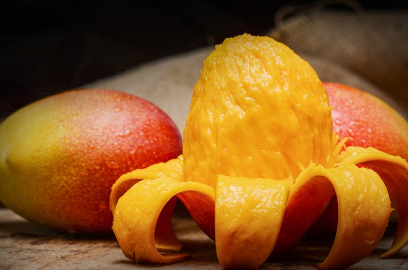 点击大图看下一张：黄色的清香有营养芒果图片