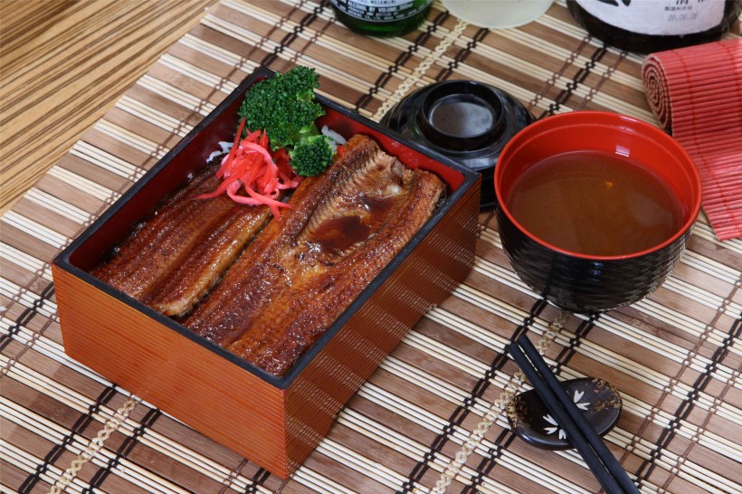 点击大图看下一张：美味的日式鳗鱼饭图片