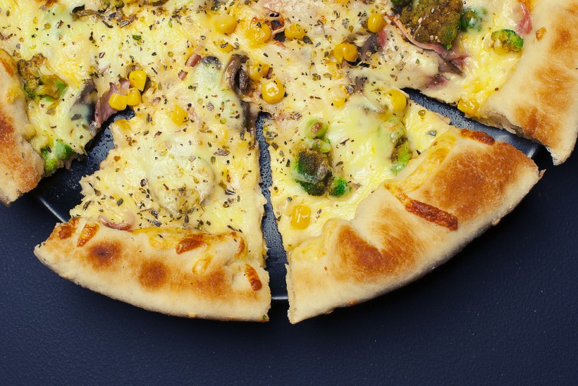 点击大图看下一张：美味诱人的披萨图片