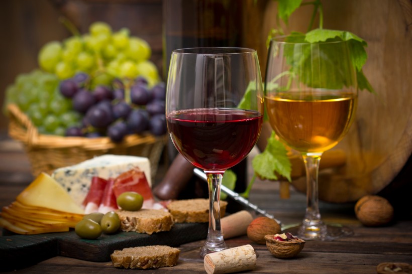 点击大图看下一张：美味的葡萄酒和葡萄图片