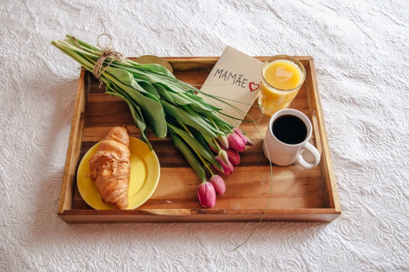 点击大图看下一张：美味的爱心早餐图片