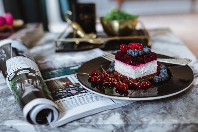 点击大图看下一张：美味的蓝莓覆盆子蛋糕图片