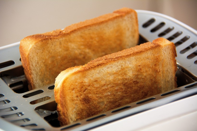点击大图看下一张：面包机中的面包图片