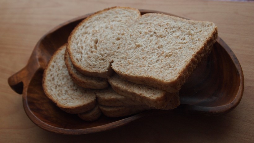 点击大图看下一张：营养早餐面包片图片