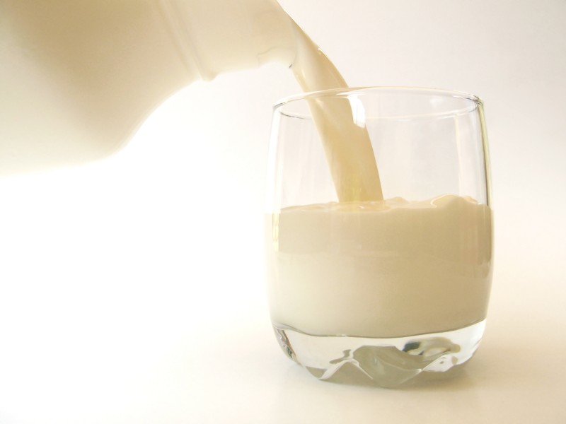 点击大图看下一张：新鲜的纯牛奶图片