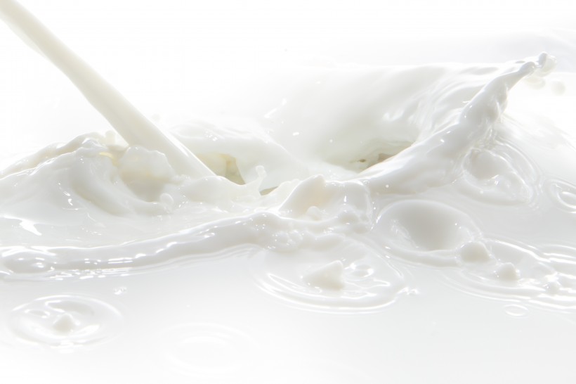 点击大图看下一张：飞溅的牛奶图片