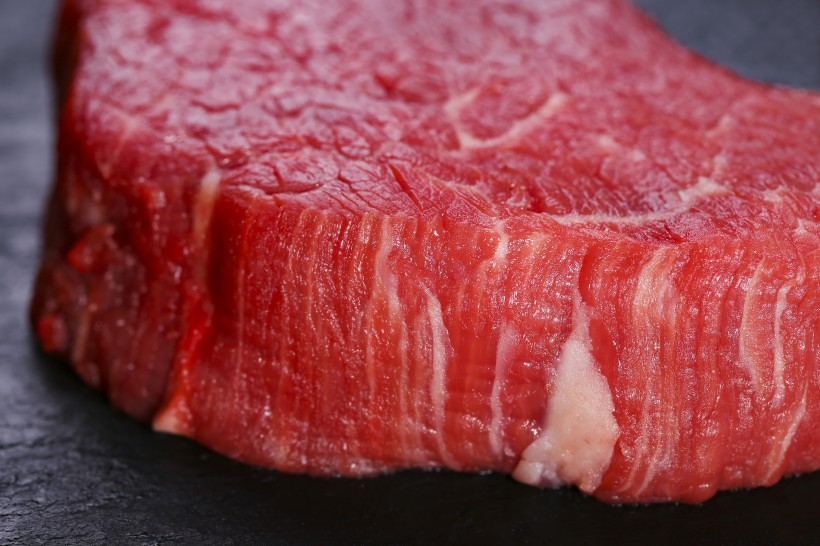 点击大图看下一张：鲜红的牛里脊肉图片