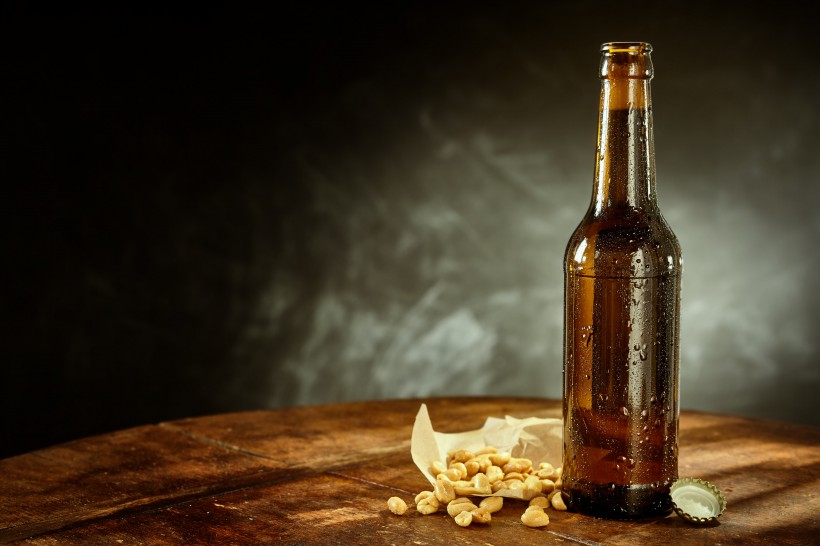 点击大图看下一张：啤酒与花生米的图片