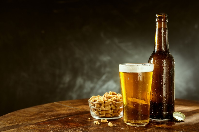 点击大图看下一张：啤酒与花生米的图片