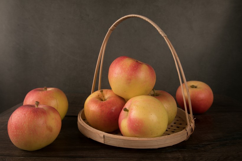 点击大图看下一张：新鲜好吃的苹果图片