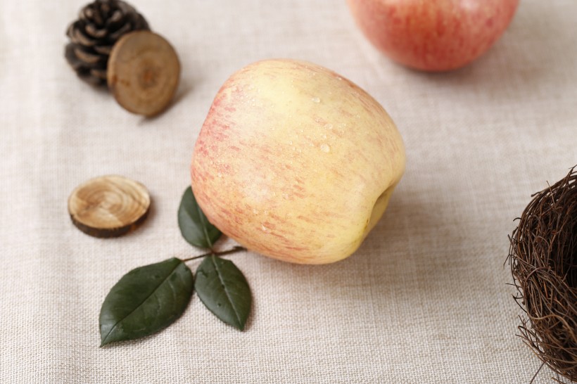 点击大图看下一张：脆甜美味的苹果图片