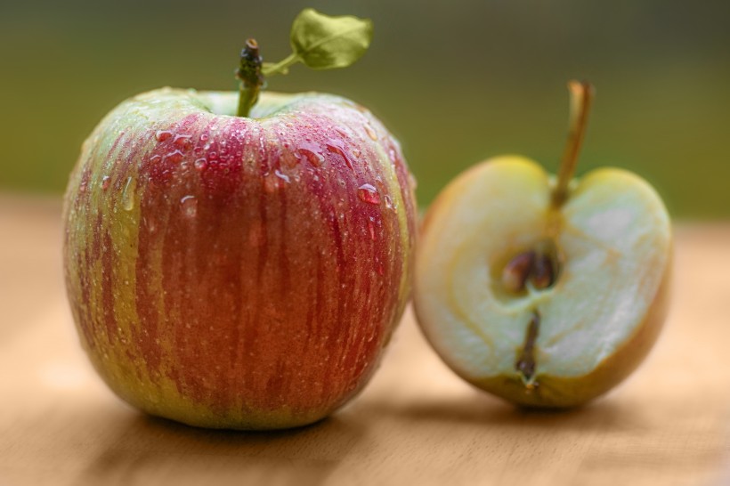 点击大图看下一张：诱人的苹果图片