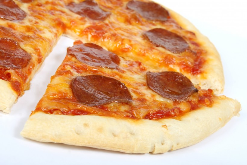 点击大图看下一张：醇美好吃的奶酪香肠披萨图片