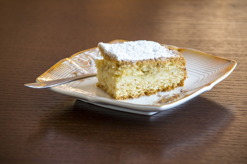 点击大图看下一张：松软可口的切块蛋糕图片