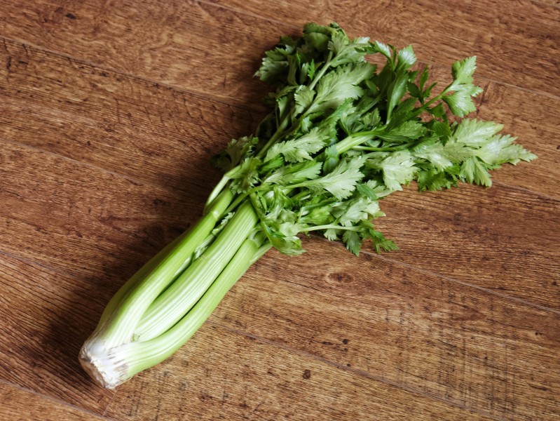 点击大图看下一张：绿色的芹菜图片